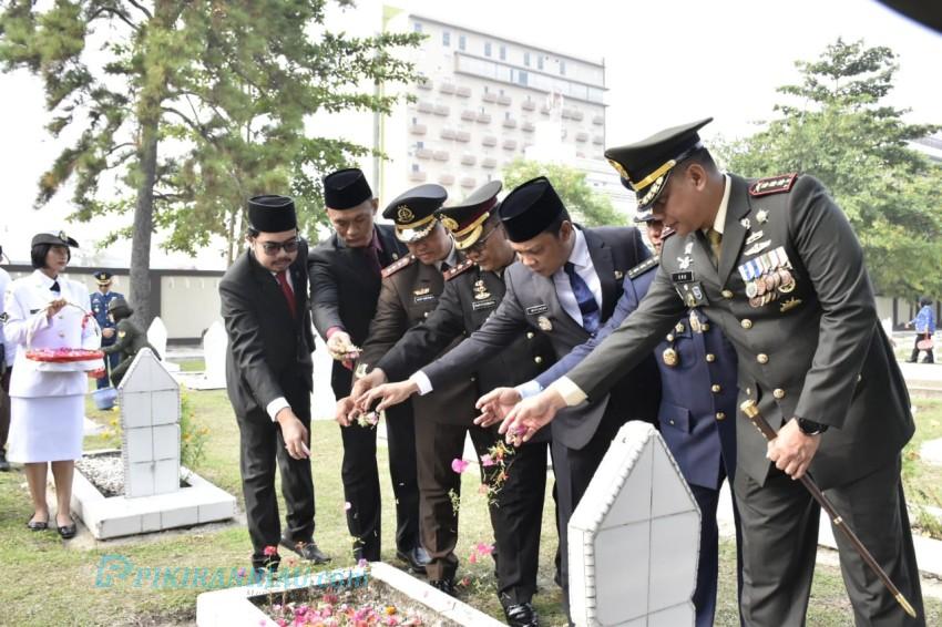 Wakil Ketua DPRD Pekanbaru Ginda Burnama Ikuti Upacara Ziarah di TMP Kusuma Dharma