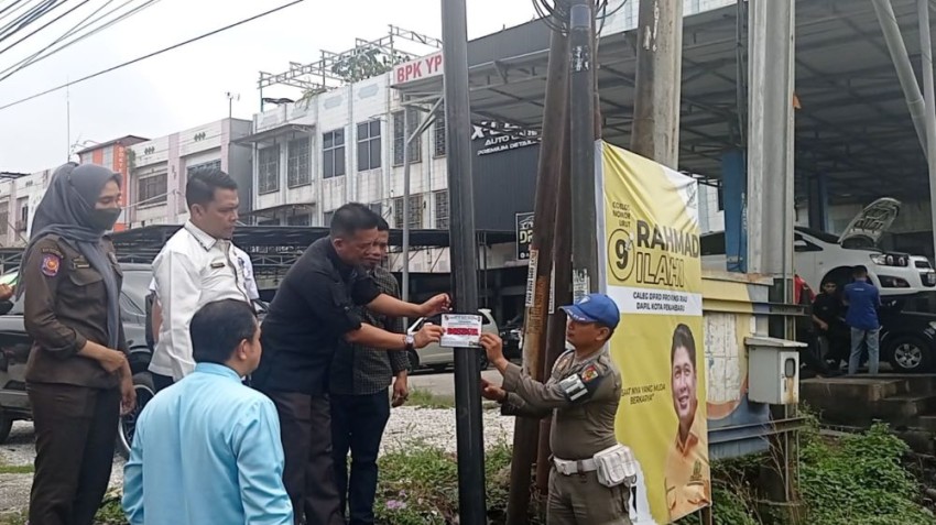 Komisi I DPRD Pekanbaru dan Satpol PP Kunlap Tinjau Langsung Penyegelan Tiang Jaringan Internet