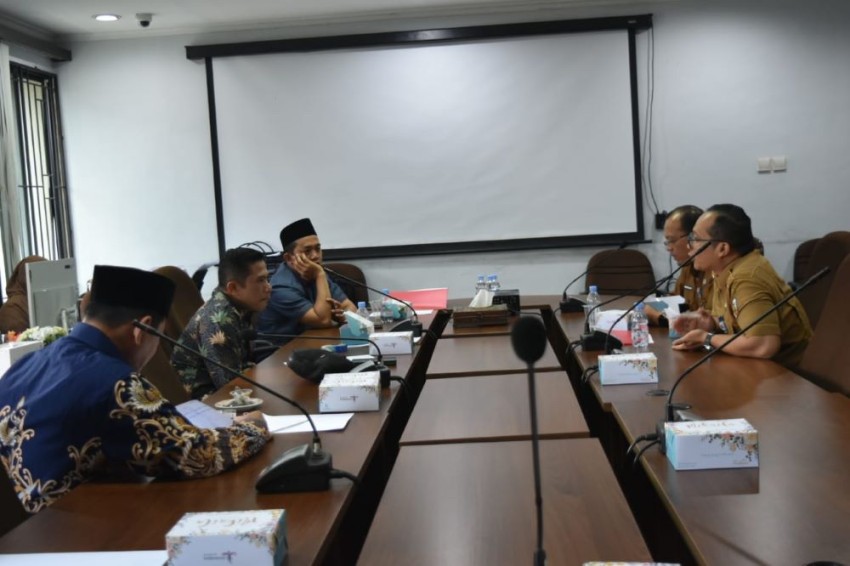 Komisi I Hearing dengan Diskominfo soal Jaringan Kabel dan Tiang Berseliweran di Pekanbaru