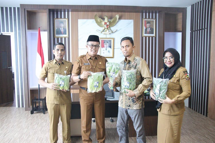 Daerah Tertinggi di Riau,Kepala DKP Serahkan Sertifikat Edar Registrasi PSAT Pada Pelaku UMKM Pangan