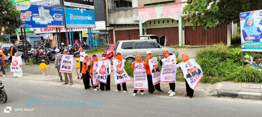 Kader dan Simpatisan PKS Marpoyan Damai Pekanbaru Adakan Flashmob ke Jalan