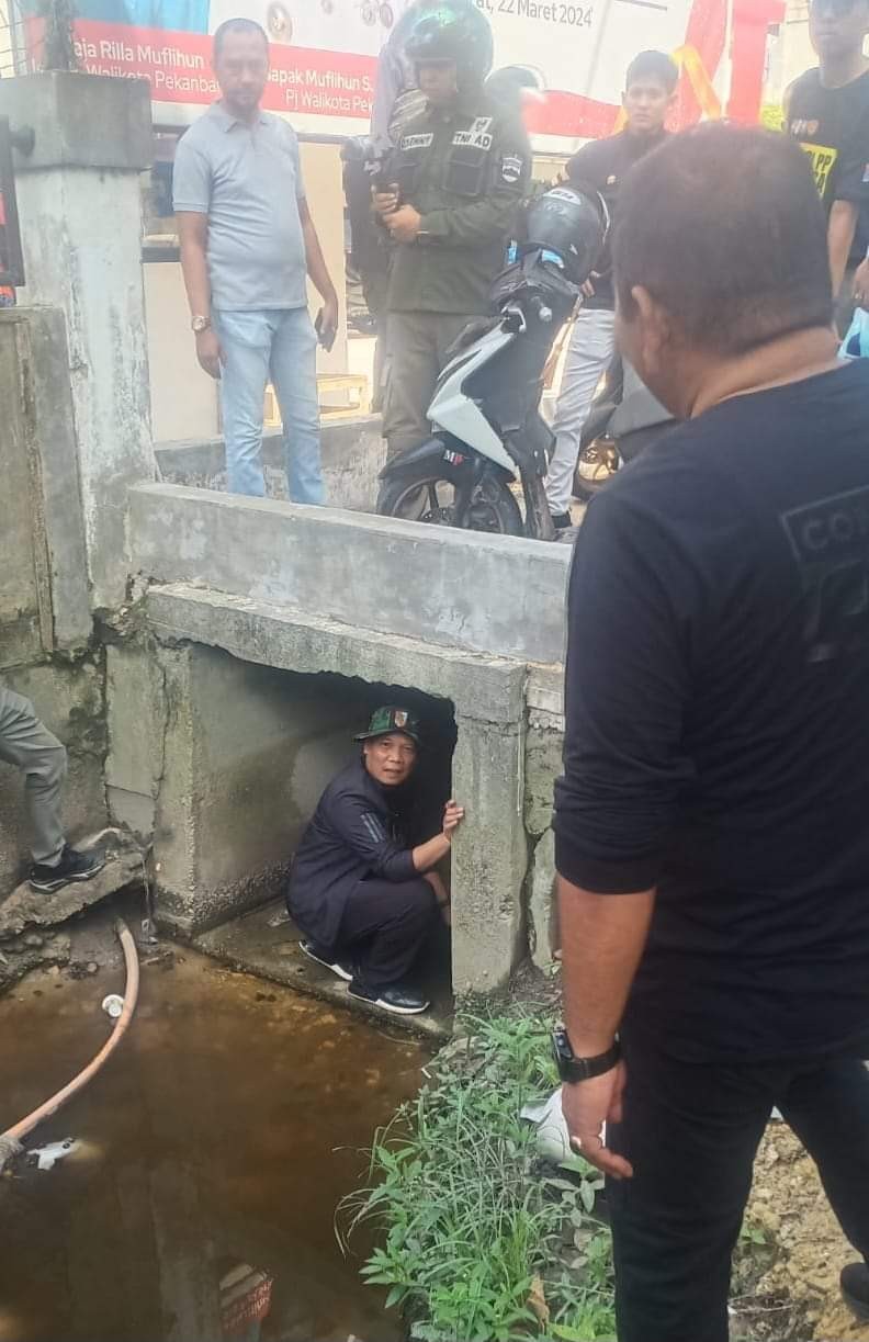 Pastikan Saluran Air tidak Tersumbat, Pj Walikota Pekanbaru Masuk Gorong-Gorong