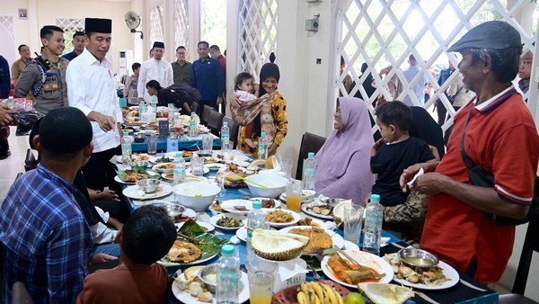 Jokowi Ajak Warga Makan Siang Usai Jumatan di Kampar Riau