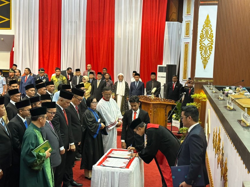 Bertempat di Gedung Payung Sekaki, 50 Anggota DPRD Kota Pekanbaru Resmi Dilantik
