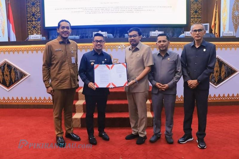 Melalui Rapat Paripurna, DPRD Pekanbaru Sampaikan Rekomendasi Pansus Terhadap LKPj Pemko Pekanbaru Tahun 2023