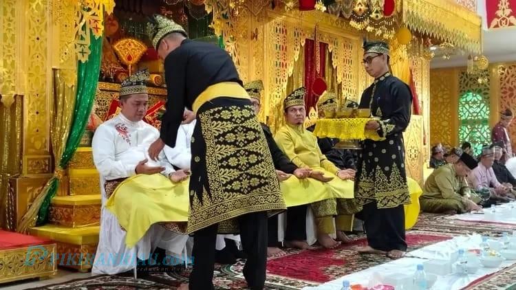 Pimpinan DPRD Pekanbaru Bersama Anggota Ditepuk Tepung Tawar LAMR Pekanbaru