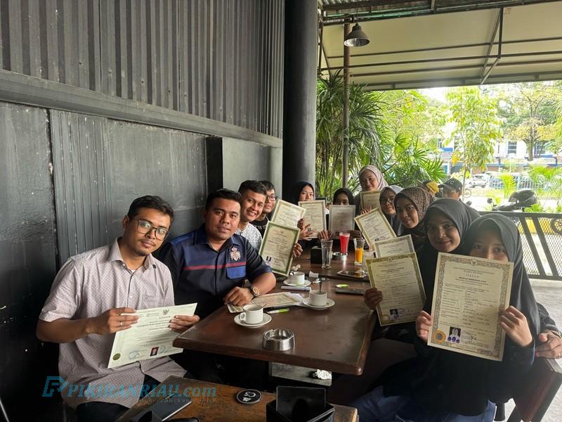 Dibantu Zulkardi, 14 Guru Akhirnya Kembali Mendapatkan Ijazah yang Ditahan Sekolah di Pekanbaru