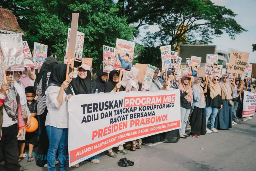 Emak-Emak Pekanbaru Turun ke Jalan Minta Program MBG Lanjut Terus