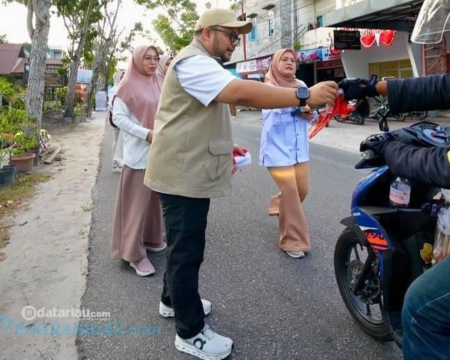 DPC Gerindra Pekanbaru Bagikan Ribuan Bendera Merah Putih dan Makanan kepada Masyarakat
