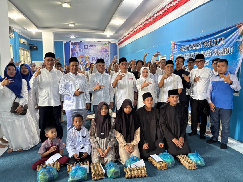 Rayakan HUT ke - 28, PAN Pekanbaru Santuni Anak Yatim dan Gelar Pasar Murah